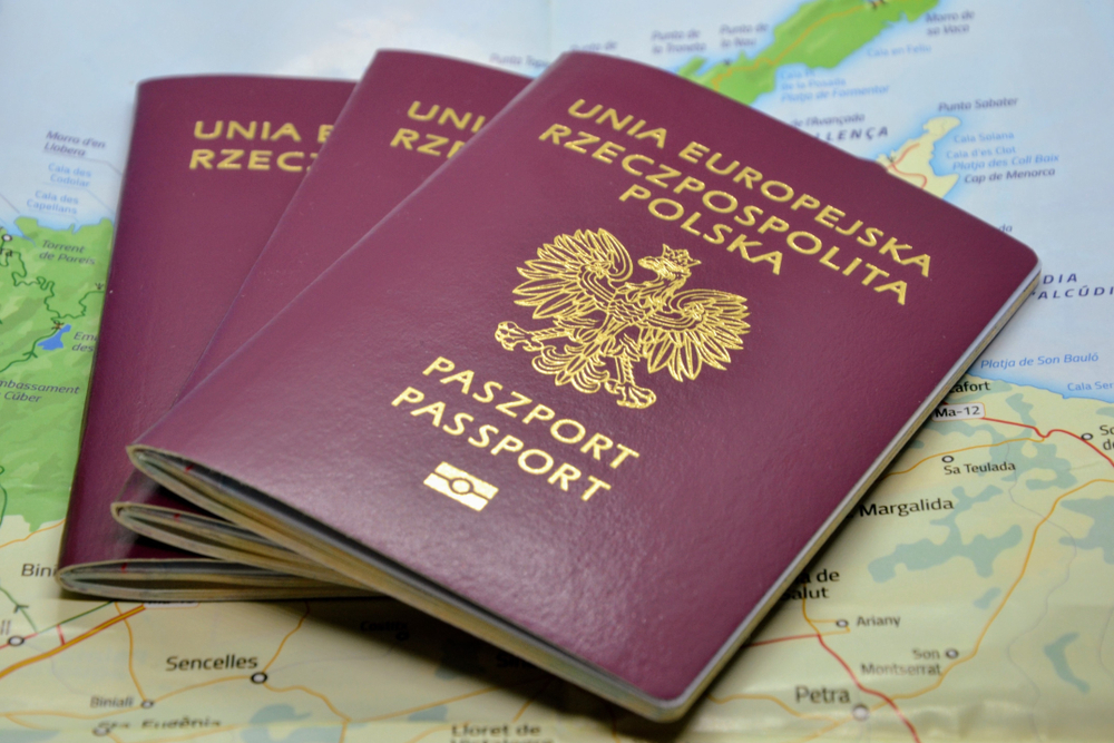 wycieczki-szkolne-dokumenty-paszport